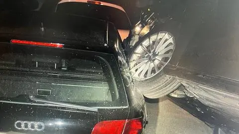 "Mistrzyni parkowania" uszkodziła trzy samochody, na jednym z nich zawisła