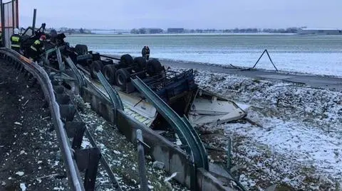 Ciężarówka wypadła z autostrady A2. Kierowca nie żyje