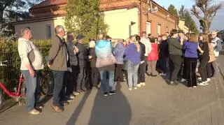 Protestujący pod kancelarią parafii