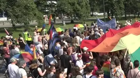 "Tylko Lewica i Koalicja Obywatelska mają jakieś propozycje". Co partie obiecują osobom LGBT+