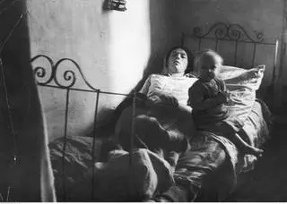 Kobieta chora na tyfus z dzieckiem (zdjęcie z 1933 roku)