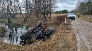 Ciągnik zjechał z przepustu i wylądował w rzece