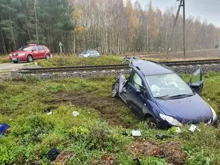 Samochód zderzył się z pociągiem na niestrzeżonym przejeździe