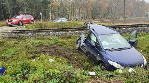 Na przejeździe pociąg uderzył w samochód i zatrzymał się kilkaset metrów dalej