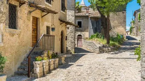 Podczas remontu znalazł ukryte obligacje. "Szkoda, że owoc wyrzeczeń dziadka może przepaść"