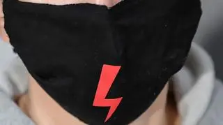 Kobieta miała założoną maseczkę z błyskawicą