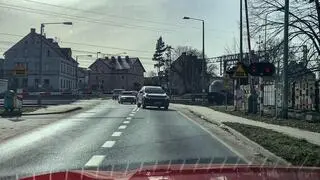 Jedna z rogatek na przejeździe kolejowym nie działała. Nie przeszkodziło to kierowcom