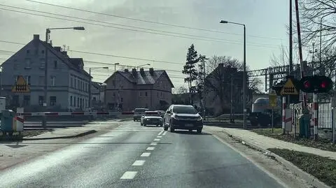 Czerwone światło na sygnalizatorze i zamknięta rogatka nie powstrzymały ani pieszych, ani kierowców 