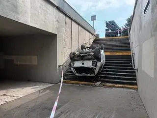 Auto spadło na schody