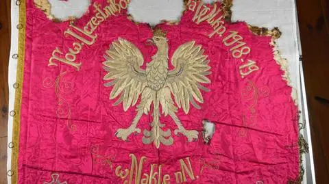 Podczas remontu natrafili na powstańczy sztandar. Był ukryty pod podłogą