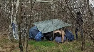 Był poszukiwany listem gończym. Przed policją ukrył się w szałasie