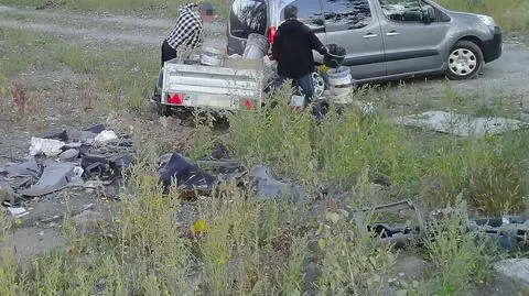 Wyrzuciła śmieci, przyłapała ją fotopułapka. "Po kilku dniach zapukali do jej mieszkania"