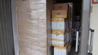 W kartonach znajdowały się perfumy i ubrania ekskluzywnych marek 