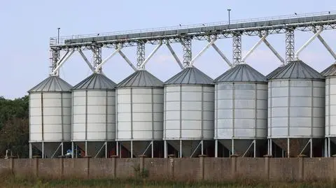 zboze silos shutterstock_2199876665