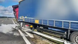 Ciężarówka przebiła barierki