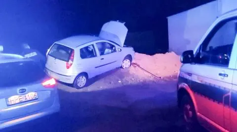 Jechał pod prąd, spychał z drogi inne auta, uderzył w wał. Dalej uciekał pieszo, z nożem w ręku