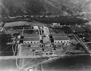 Widok z lotu ptaka na niemal ukończoną budowę na terenie First National Studios (23.06.1926 r.)