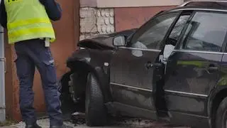 Nietrzeźwy kierowca uderzył w budynek przy ulicy Kazanowskiej w Końskich
