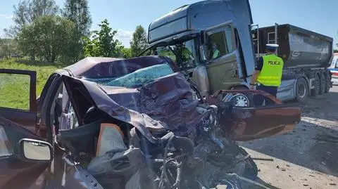 Zderzyli się z ciężarówką. Rodzice zginęli, ich czteroletnia córka trafiła do szpitala