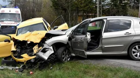 Kierowca zjechał na przeciwległy pas, uderzył w dwa auta. Cztery osoby w szpitalu