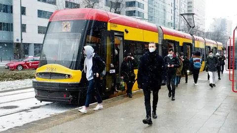 warszawa ulica tramwaj - Margy Crane shutterstock_2096405578
