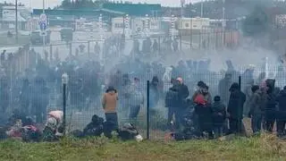 Migranci rozbijają obozowisko obok przejścia granicznego w Kuźnicy