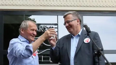 Przypadł mi zaszczyt wznieść czystą wodą toast za wolność