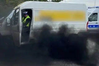 Z rury wydechowej samochodu leciał czarny, gęsty dym. Kierowca został zatrzymany