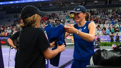 Świątek zaskoczyła wręczeniem prezentu na korcie