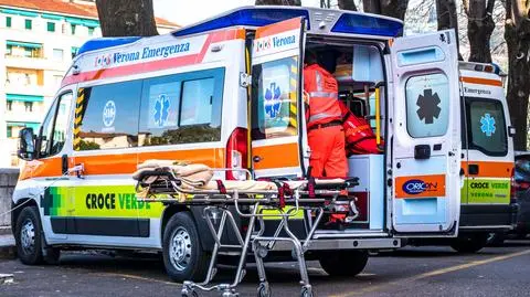 karetka ambulans werona wlochy - FooTToo shutterstock_1713363316