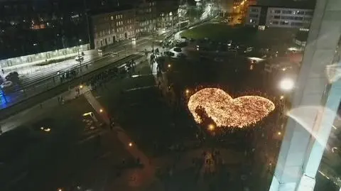 Na gdańskim placu Solidarności tysiące osób ułożyło ze zniczy wielkie serce