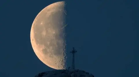 Giewont na tle wędrującego księżyca. Nagranie