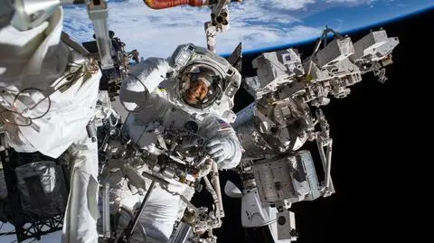Chris Williams podczas spaceru kosmicznego 