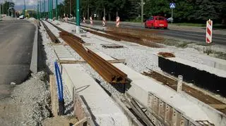 Tory tramwajowe ułożono na większej części ulicy