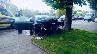 Pijany kierowca, który nie zatrzymał się do kontroli, uciekając uderzył w drzewo. Słupsk