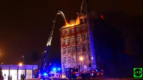 Dziewięć zastępów, podnośniki i kilka godzin działań. Nocny pożar zabytkowej kamienicy na Pradze