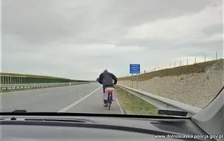 Rowerem po drodze ekspresowej. Twierdził, że "chciał sobie skrócić podróż"