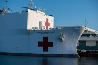 Do Los Angeles przypłynął statek szpitalny Mercy