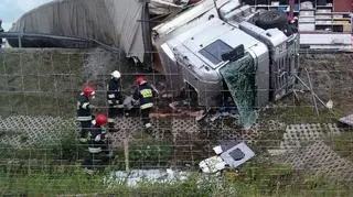 Przewrócił się TIR przewożący płyty drewniane