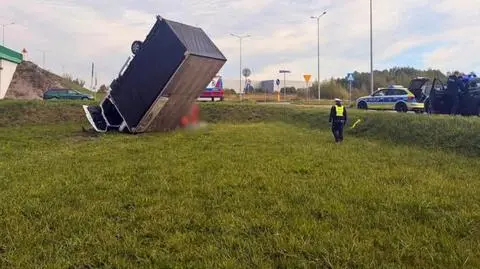 Ciężarówka dachowała
