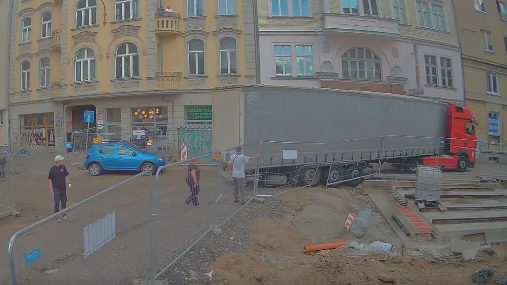 Ciężarówka mimo zakazu wjechała na plac budowy