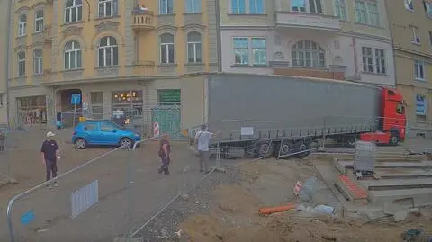 Ciężarówka mimo zakazu wjechała na plac budowy