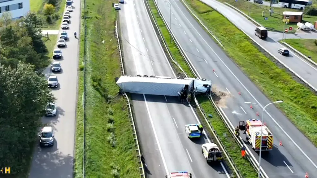 Pękła opona, ciężarówka przewróciła się na S8. Ogromne utrudnienia