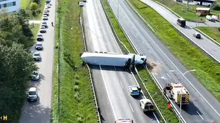 Pękła opona, ciężarówka przewróciła się na S8. Ogromne utrudnienia