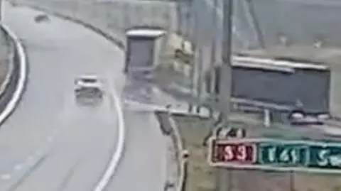 Ciężarówka uderzyła w bariery energochłonne 