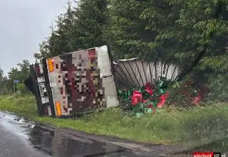 Przewoził butelki i skrzynki po piwie, wpadł do rowu