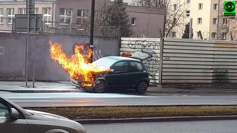 Auto w płomieniach na Ochocie