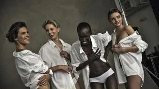 Alessandra Ambrosio, Karolina Kurkova, Alek Wek, Miranda Kerr podczas sesji z Patrickiem Demarchelierem