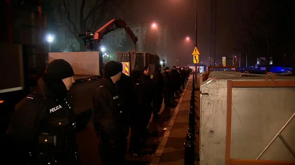 Demonstranci wyprowadzeni sprzed Sejmu