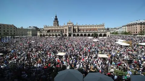 Kilka tysięcy osób bierze udział w marszu w Krakowie